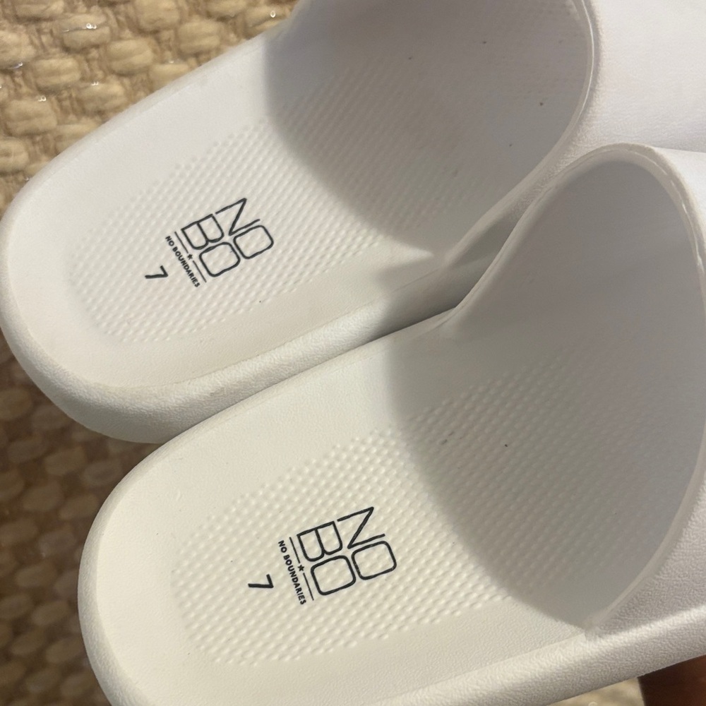 No Boundaries Classic White Slides - Picture 3 of 13